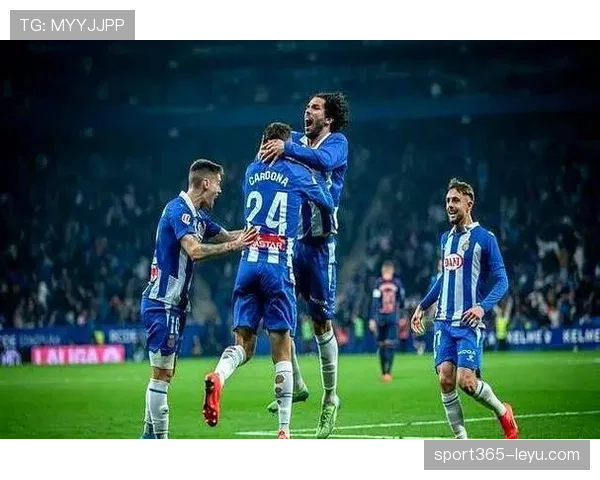 西甲鹦鹉队迎新帅，未来目标引关注